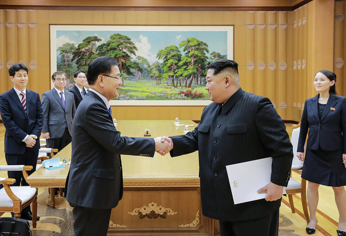שליט קוריאה הצפונית קים נפגש עם שליח דרום קוריאני (צילום:  AFP)