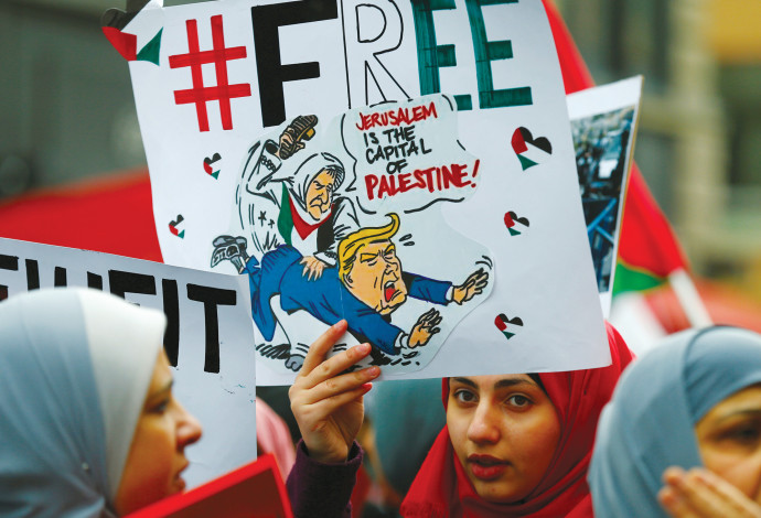 פעילים פרו-פלסטינים מוחים נגד העברת השגרירות (צילום:  רויטרס)