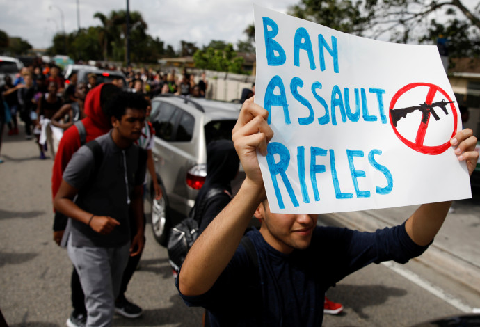 תלמידים קוראים להגבלות על רכישת נשק (צילום:  רויטרס)