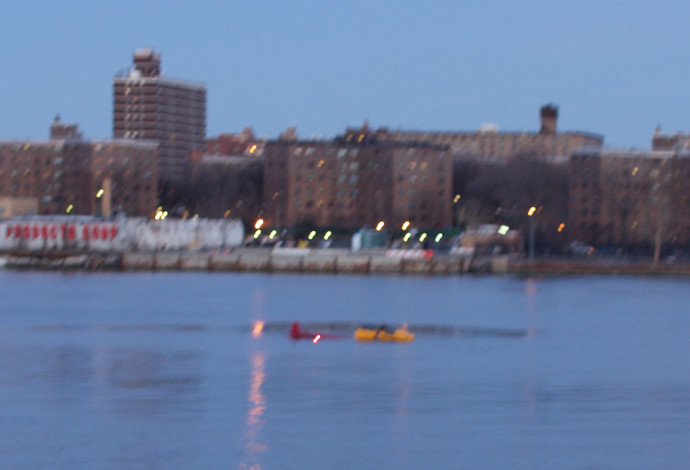 המסוק שהתרסק בנהר האיסט ריבר בניו יורק (צילום:  רויטרס)