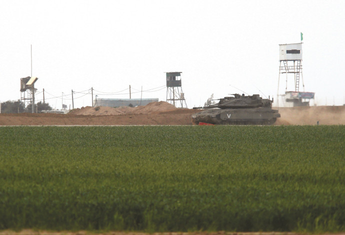 טנק של צה"ל סמוך לגבול רצועת עזה (צילום:  רויטרס)