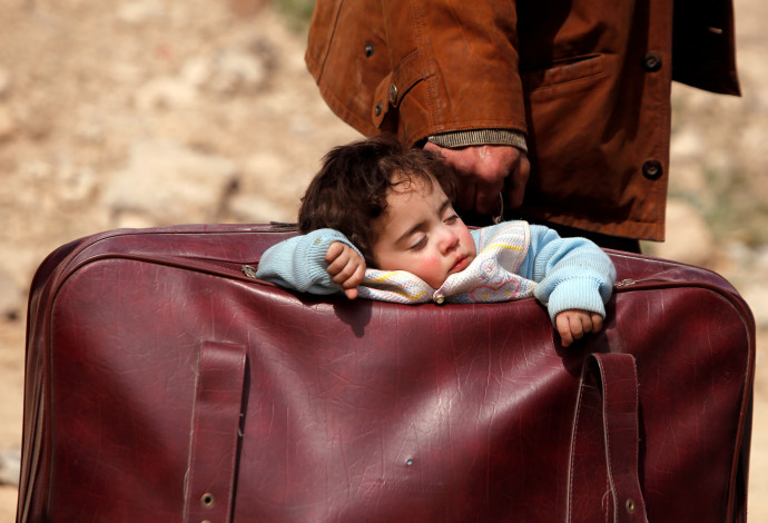 אזרחים נמלטים מהעיר ע'וטה שבסוריה (צילום:  רויטרס)