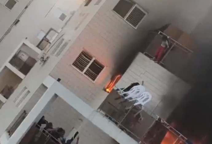 ילדה קופצת מתוך מרפסת דירה שעולה באש בבאר שבע (צילום:  צילום מסך ערוץ 10)
