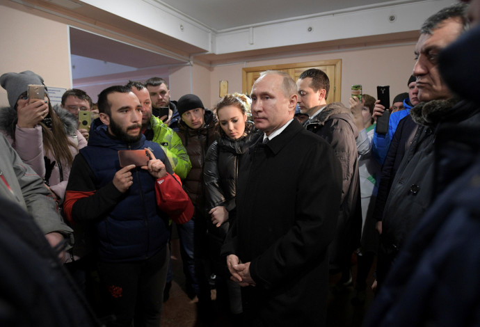 הנשיא פוטין מבקר את משפחות הקורבנות באסון השריפה (צילום:  רויטרס)