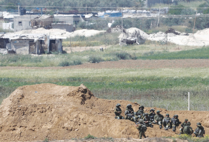 חיילי צה"ל ליד הגדר בגבול עזה  (צילום:  רויטרס)