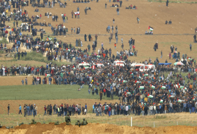 הפגנה בגבול רצועת עזה (צילום:  AFP)