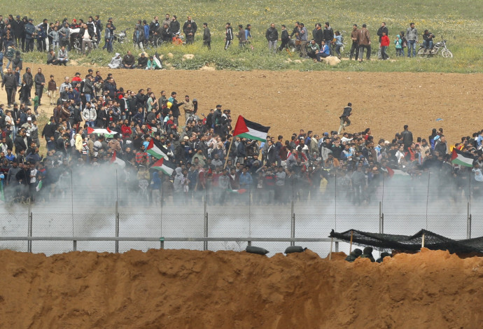 הפגנה בגבול רצועת עזה (צילום:  AFP)