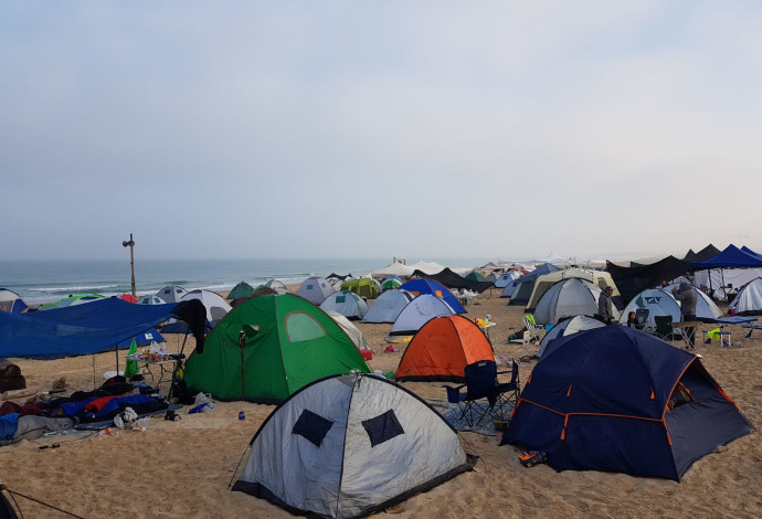 אוהלים בחוף בית ינאי (צילום:  רועי שטראוס, רשות הטבע והגנים)