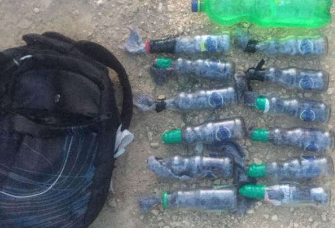 בקבוקי תבערה שנמצאו בגבול עזה (צילום:  דובר צה"ל)
