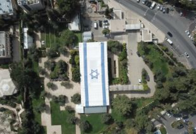 דגל ישראל פרוש על גג בית הנשיא (צילום:  דוברות בית הנשיא)