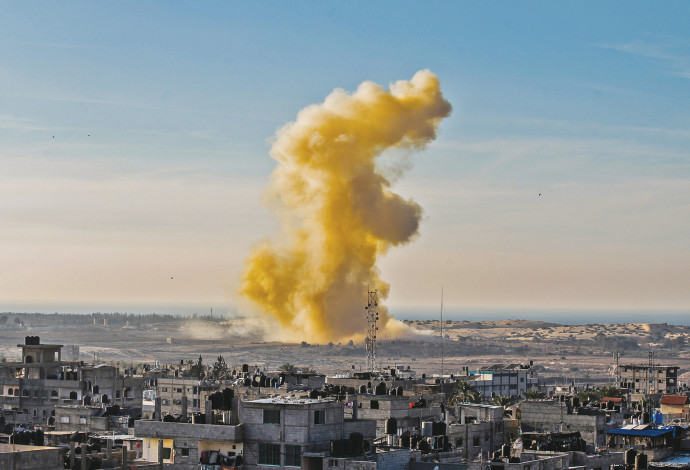 עשן מיתמר מעל רפיח, בצד המצרי של הגבול (צילום:  AFP)