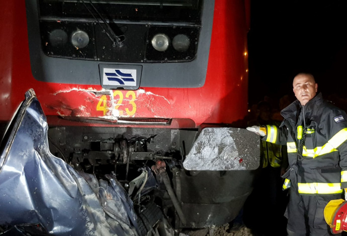 רכבת פגעה ברכב סמוך לרמלה (צילום:  דוברות כבאות מחוז מרכז)