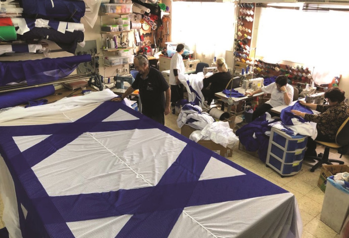 דגל ישראל במפעל מרום (צילום:  חני מרום)