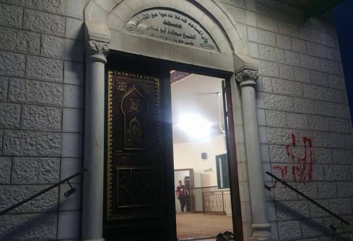 כתובות על קירות המסגד (צילום:  רשתות ערביות)