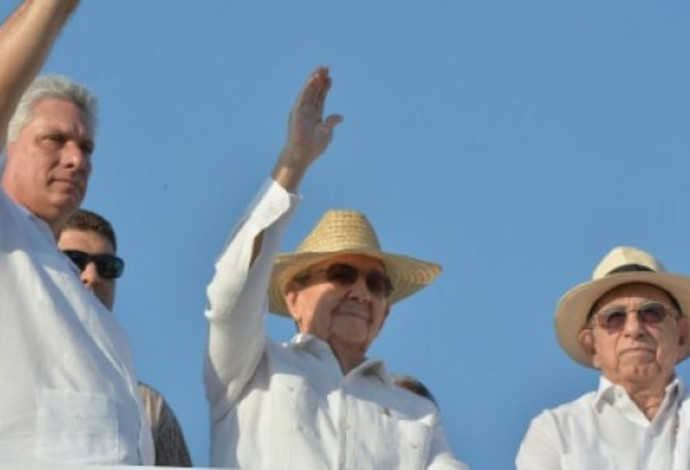 ראול קסטרו (במרכז) ומיגל דיאז קאנל (משמאל) (צילום:  AFP)