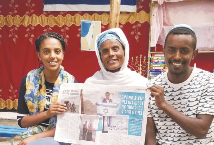 סינטיהו שיפראו עם משפחתו (צילום:  מטה המאבק למען יהודי אתיופיה)