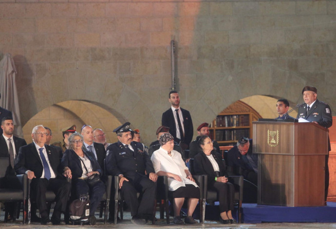 הרמטכ"ל גדי איזנקוט בטקס יום הזיכרון ברחבת הכותל (צילום:  מרק ישראל סלם)