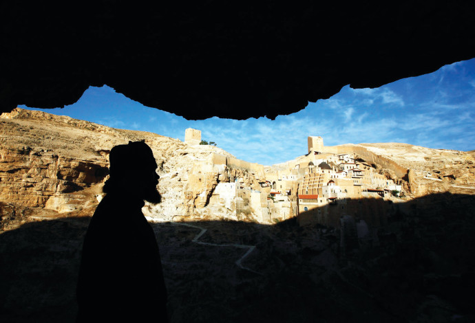 נזיר במנזר בהרי יהודה (צילום:  אביר סולטן, פלאש 90)