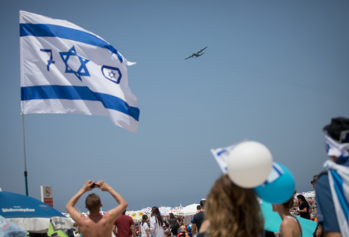 ישראלים צופים במטס (צילום:  מרים אלסטר, פלאש 90)