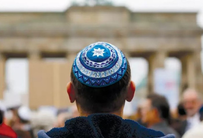יהודי עם כיפה לפני מחאה נגד אנטישמיות ברלין, 2014 (צילום:  רויטרס)