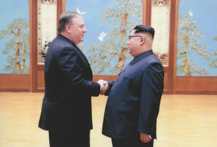 מנהיג קוריאה הצפונית קים ומזכיר המדינה האמריקאי פומפאו  (צילום:  הבית הלבן)