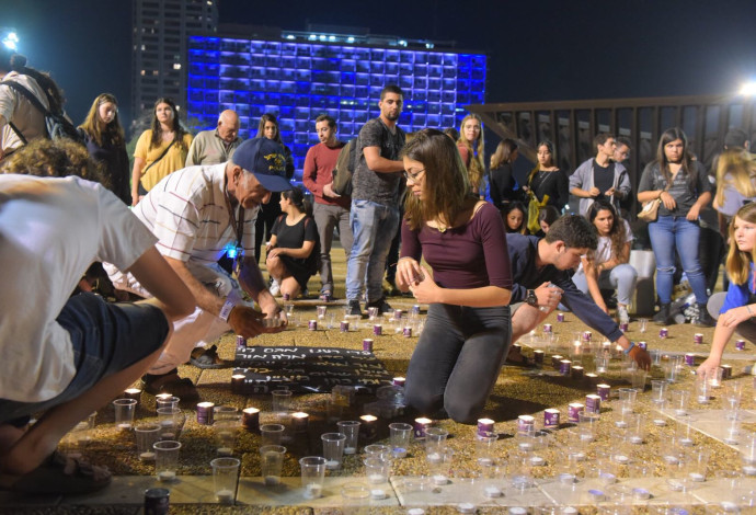 צעירים בכיכר רבין מדליקים נרות לזכר ההרוגים באסון הערבה (צילום:  אבשלום ששוני)
