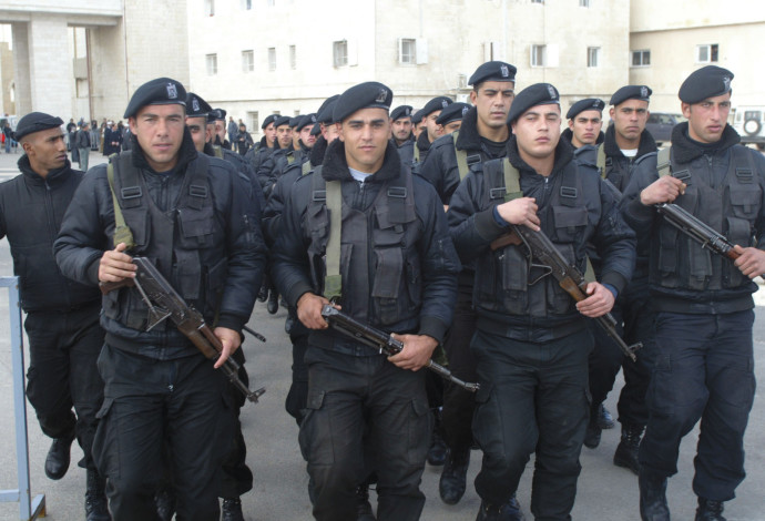 שוטרים פלסטינים במוקטעה ברמאללה  (צילום:  אחמד גרבילי, פלאש 90)
