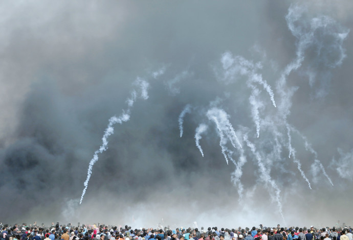 ירי גז מדמיע בגבול עזה (צילום:  רויטרס)