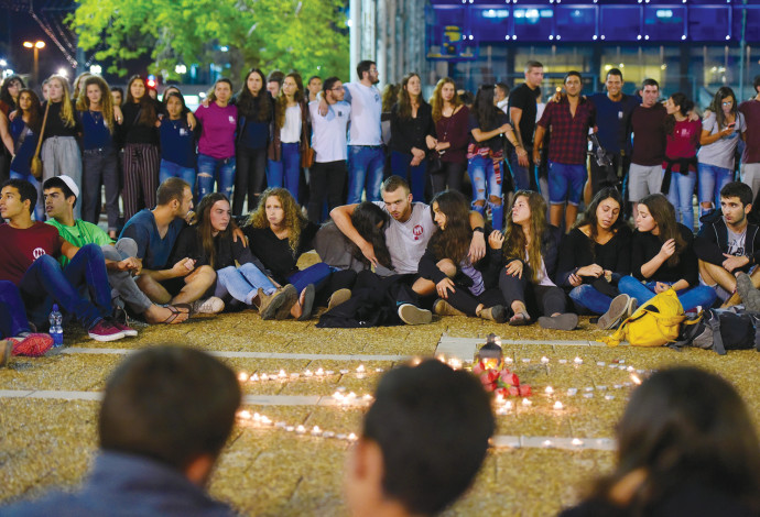 מתאבלים על הרוגי מכינת "בני ציון" בכיכר רבין  (צילום:  אבשלום ששוני)