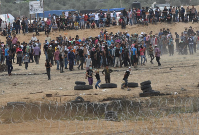 פלסטינים מתפרעים בגבול רצועת עזה (צילום:  דובר צה"ל)