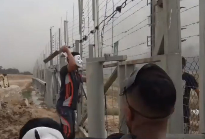 פלסטינים שוברים את גדר המערכת (צילום:  צילום מסך)