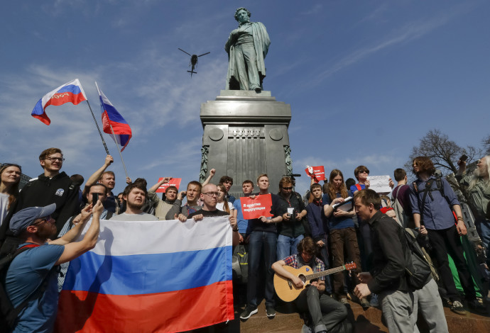 מפגינים נגד ולדימיר פוטין ברוסיה (צילום:  רויטרס)