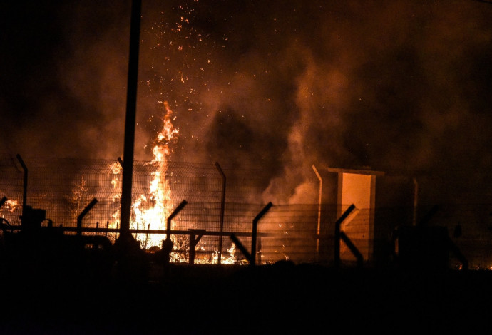 שריפה במעבר כרם שלום (צילום:  דובר צה"ל)