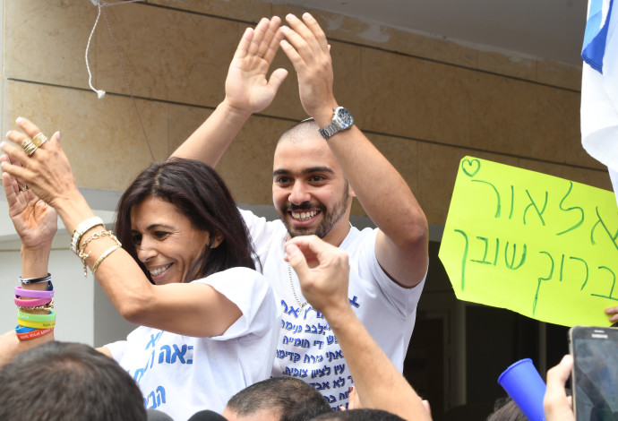 אלאור אזריה ואמו אושרה חוגגים את שחרורו (צילום:  אבשלום ששוני)