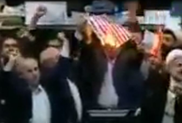 חברי פרלמנט איראנים שורפים את דגל ארה"ב (צילום:  צילום מסך)