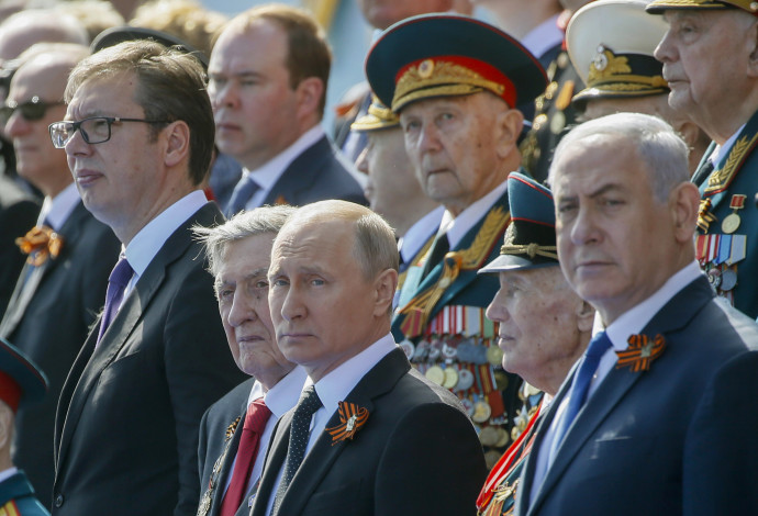 רה"מ נתניהו והנשיא פוטין במצעד הניצחון על גרמניה הנאצית (צילום:  AFP)