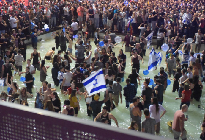 חגיגות בכיכר רבין על זכיית ישראל באירוויזיון (צילום:  אבשלום ששוני)