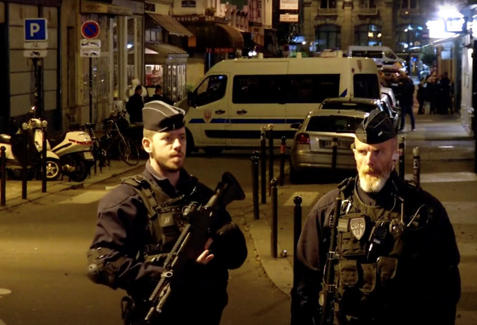שוטרים בזירת הפיגוע בפריז (צילום:  רויטרס)