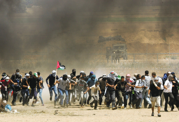 הפלסטינים בהפגנות סמוך לגדר המערכת ברצועת עזה (צילום:  עבד רחים כתיב, פלאש 90)