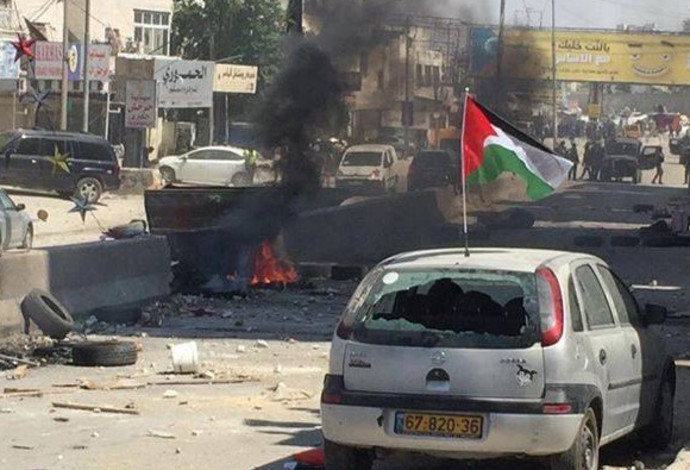 מהומות במחסום קלנדיה (צילום:  רשתות ערביות)