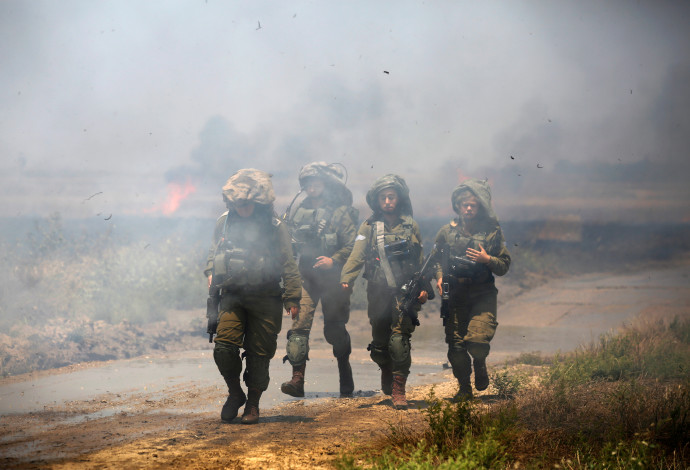 חיילי צה"ל בגבול רצועת עזה (צילום:  רויטרס)