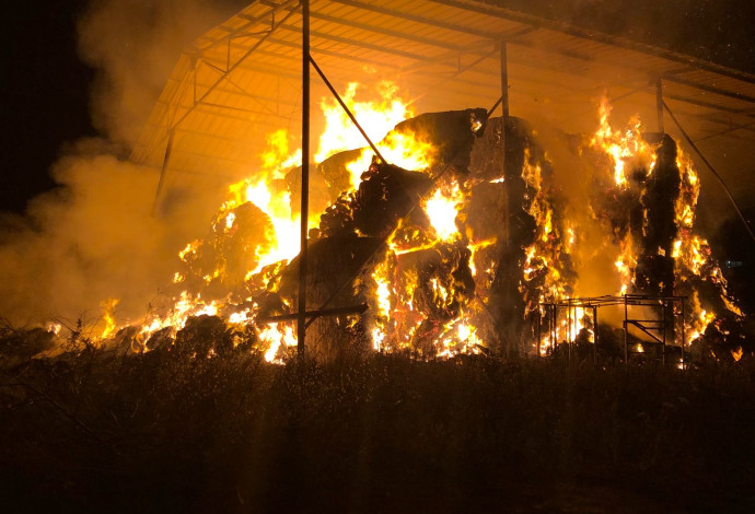 שריפת מתבן בבית הספר כדורי (צילום:  דוברות כבאות מחוז צפון)