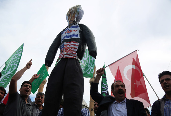 מפגינים בטורקיה נגד ישראל (צילום:  רויטרס)