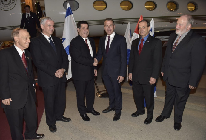 נשיא פרגוואי הורסיו קורטס נחת בישראל (צילום:  דוברות משרד החוץ)