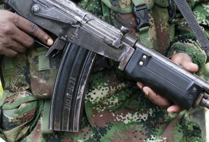 איש חמוש בקולומביה  (צילום:  רויטרס)