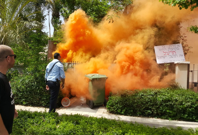 אבוקת עשן סמוך לבית ראש הממשלה בקיסריה (צילום:  הפורום הישראלי לשמירה על החופים)