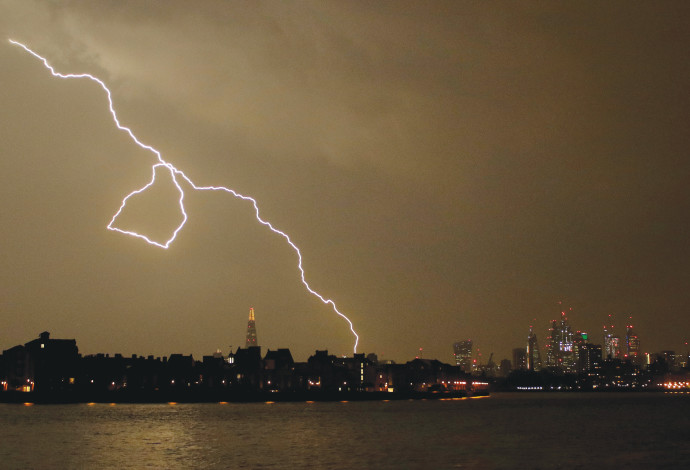 סופת ברקים בלונדון (צילום:  רויטרס)