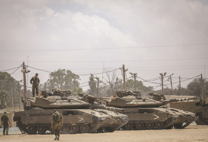 טנקים של צה"ל בגבול רצועת עזה (צילום:  יונתן זינדל, פלאש 90)