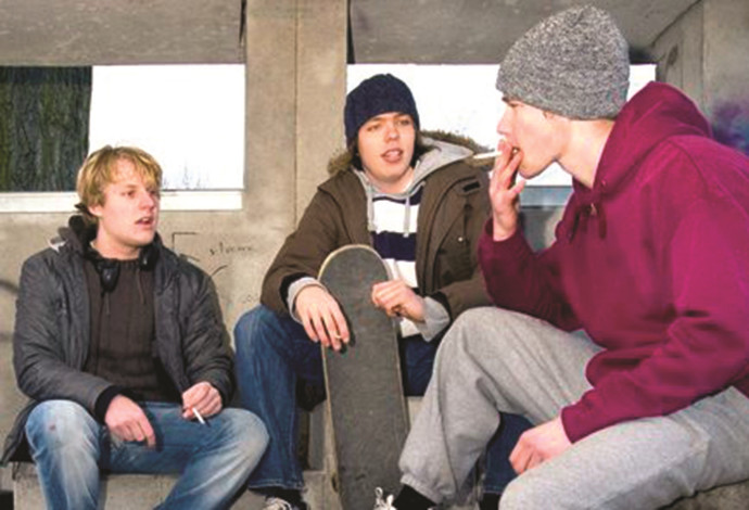 בני נוער מעשנים (צילום:  אינג אימג')