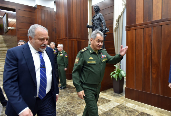 שר הביטחון אבגידור ליברמן עם שר ההגנה הרוסי סרגיי שויגו (צילום:  אריאל חרמוני, משרד הביטחון)